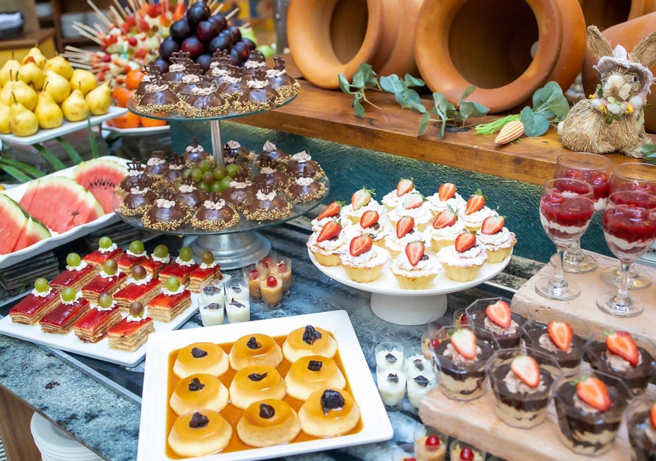 Hot Beach Resort Olímpia Buitenkant foto A dessert buffet